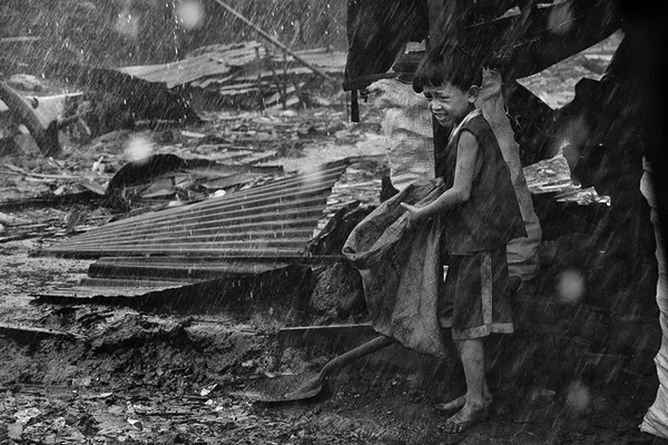 Typhoon Esther in Ulingan (charcoal) , Tondo, Manila - Working in the storm