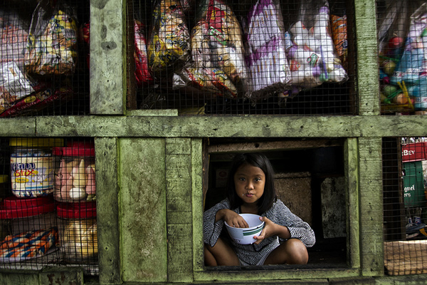 Smokey Mountain, Tondo - Girl behind that little window