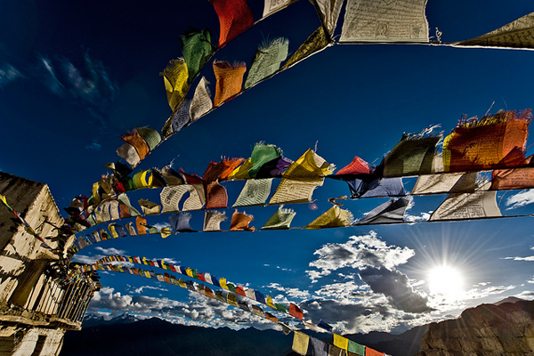 Templos y banderas - Leh, Ladakh, India