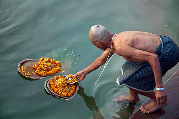 In memory of the forefathers - Indian Color Street Photography