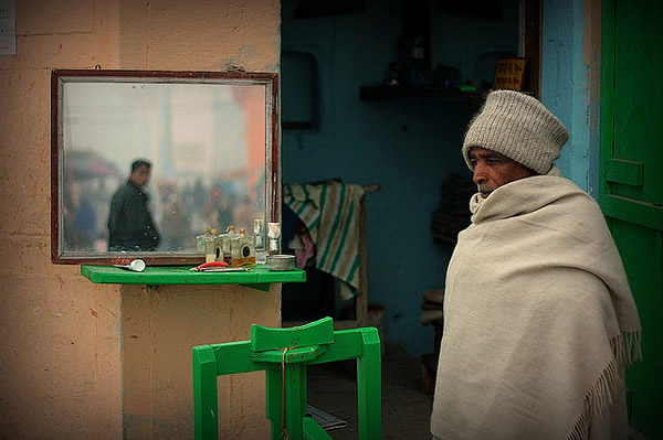 The barber of Dasaswamedh. India - Indian Color Street Photography