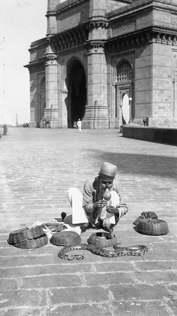 Snake charmer at Gateway of India, Bombay (Mumbai) - India, 1939