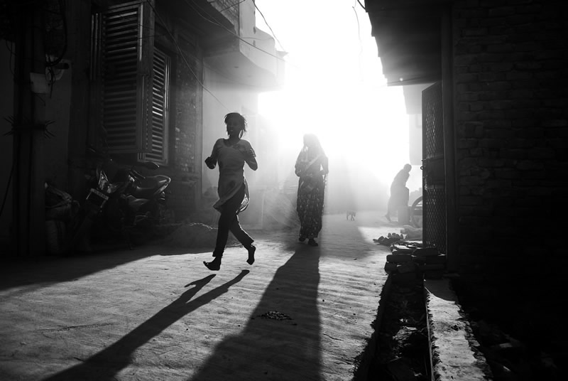 Street Photography in India - 50 Stunning Black and White Photos