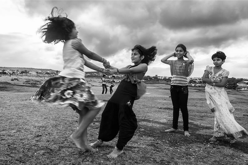 Street Photography in India - 50 Stunning Black and White Photos