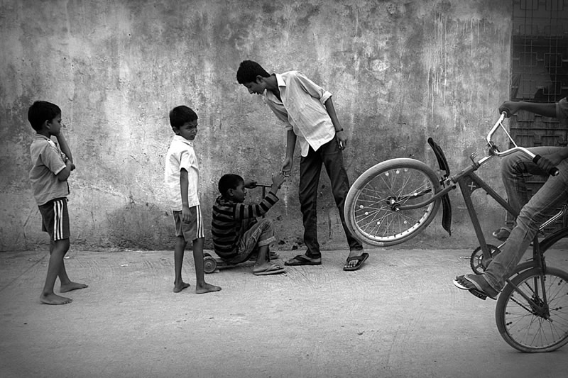 Street Photography in India - 50 Stunning Black and White Photos