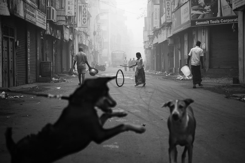 Street Photography in India - 50 Stunning Black and White Photos