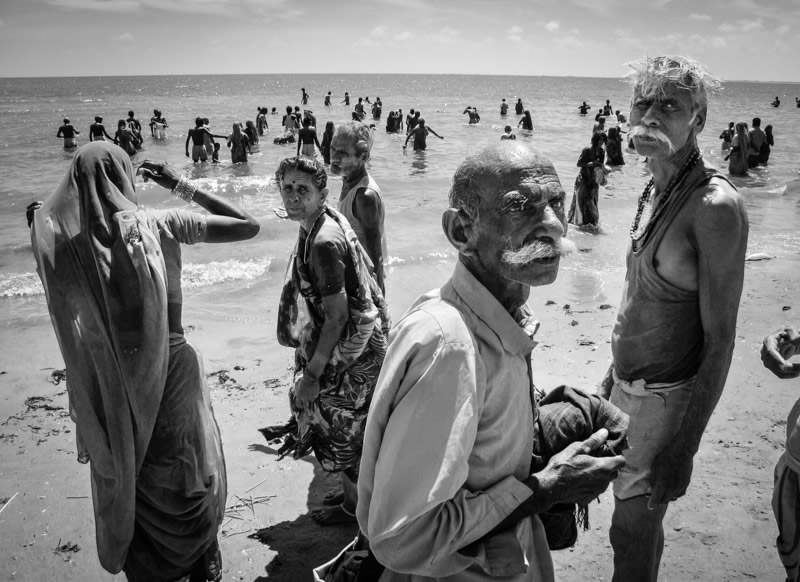 Street Photography in India - 50 Stunning Black and White Photos