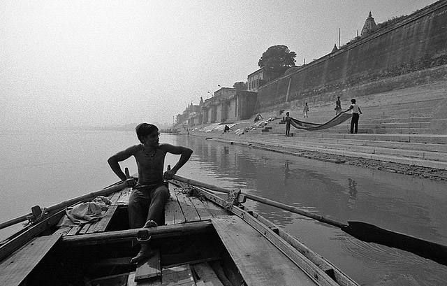 Street Photography in India - 50 Stunning Black and White Photos