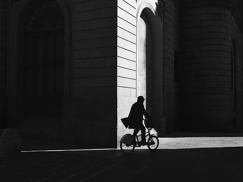 Magic with geometrical patterns in Street Photography by Rupert Vandervell