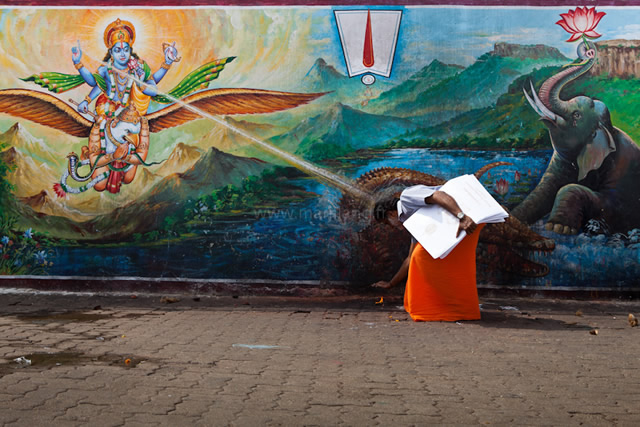 50 Extraordinary Photographs that can happen only in India