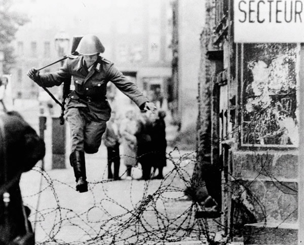 Conrad Schumann defects to West Berlin, 1961