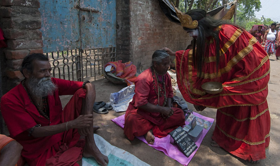 Daily Life of a Common Man: Kali - Photo Story By Suvankar Sen