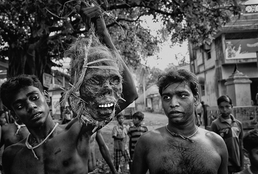 The Faith of Life - Photo Series About Gajan Festival in West Bengal By Avishek Das