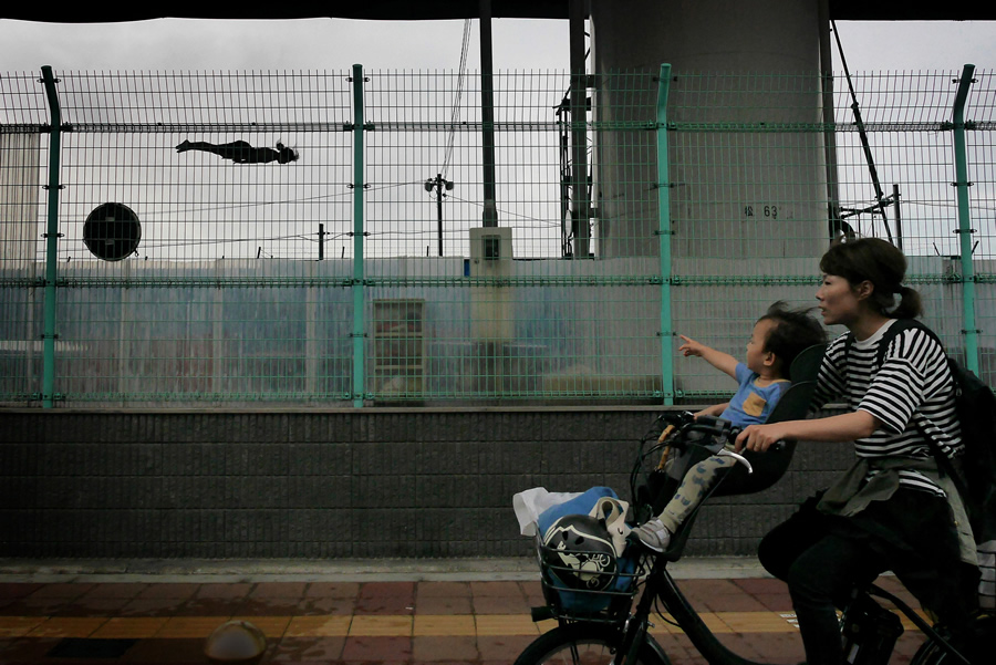 Superwoman, Japan - Street Photography and the art of composition photos