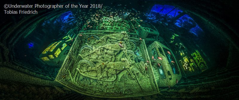 Underwater Photographer of the Year 'CYCLE-WAR' - Tobias Friedrich