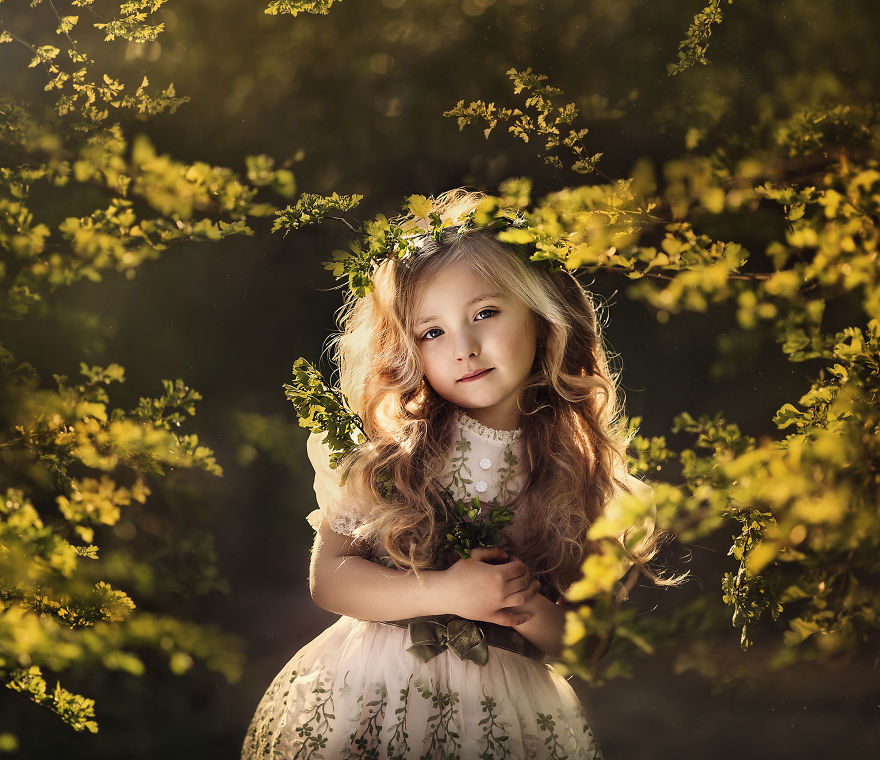 Roberta Baneviciene Beautifully Captured Her Daughter With Every Possible Flower In Her Hand