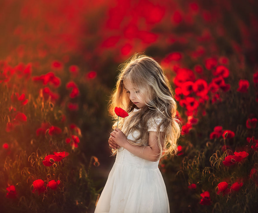 Roberta Baneviciene Beautifully Captured Her Daughter With Every Possible Flower In Her Hand