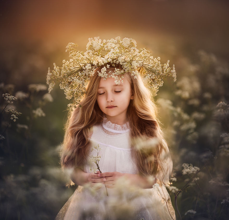 Roberta Baneviciene Beautifully Captured Her Daughter With Every Possible Flower In Her Hand