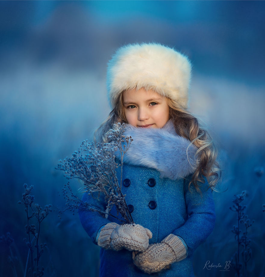 Roberta Baneviciene Beautifully Captured Her Daughter With Every Possible Flower In Her Hand