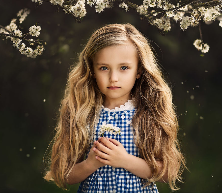 Roberta Baneviciene Beautifully Captured Her Daughter With Every Possible Flower In Her Hand