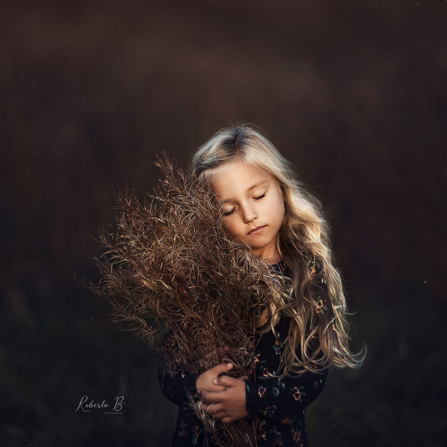 Roberta Baneviciene Beautifully Captured Her Daughter With Every Possible Flower In Her Hand