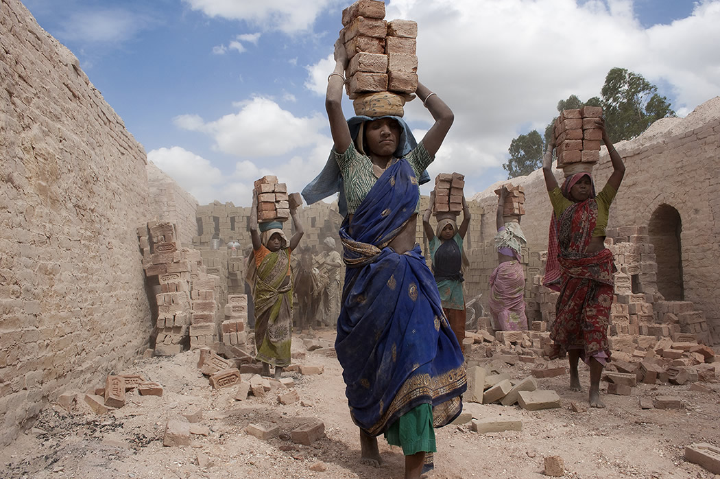 Varanasi’s Brick Kiln Workers: Photo Series By Rajesh Kumar Singh