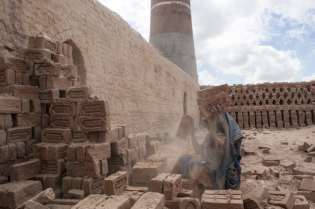 Varanasi’s Brick Kiln Workers: Photo Series By Rajesh Kumar Singh