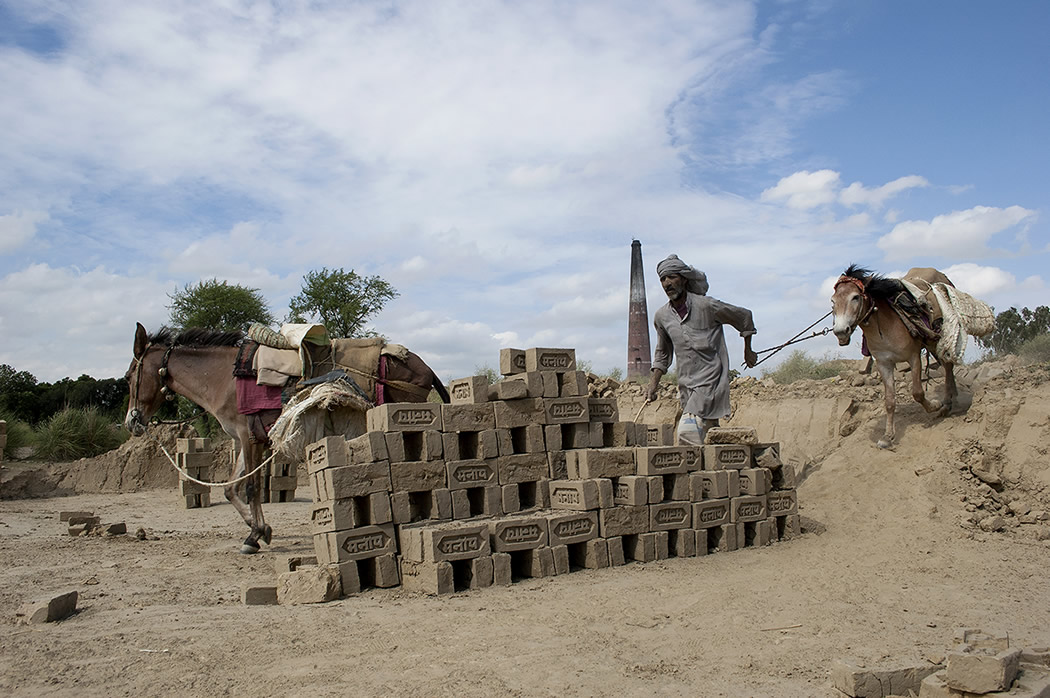 Varanasi’s Brick Kiln Workers: Photo Series By Rajesh Kumar Singh