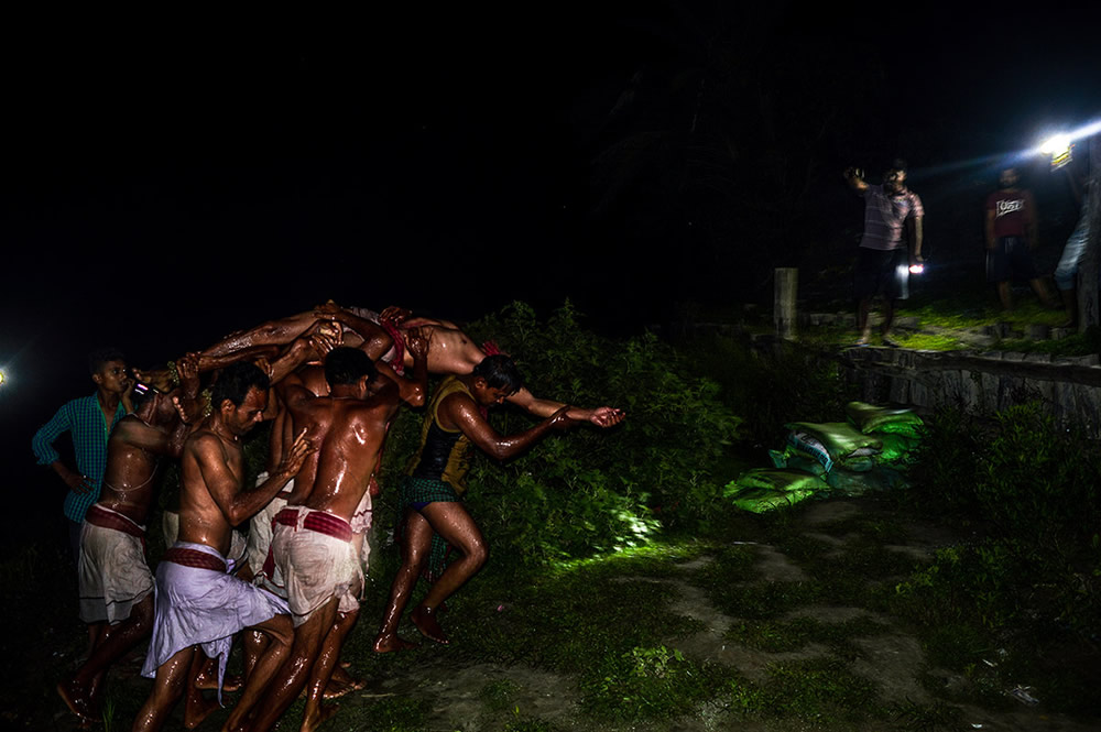 At The Peak Of Devotion: Photo Series By Soumyabrata Roy