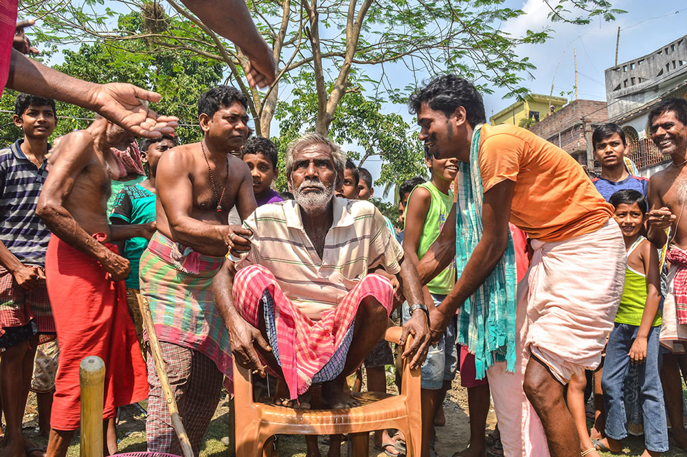 At The Peak Of Devotion: Photo Series By Soumyabrata Roy