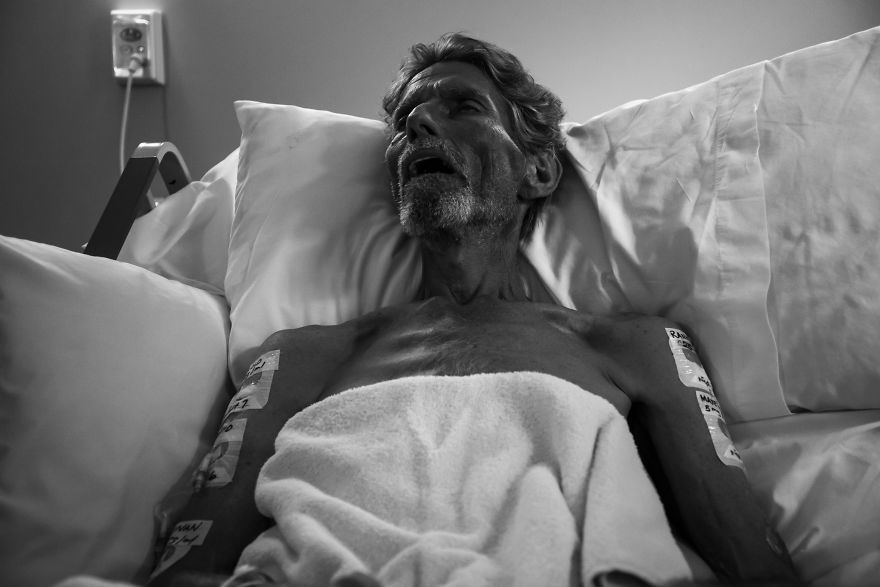 The Last 17 Days Of My Dad’s Life: Heart Touching Photo Series By Josh Neufeld