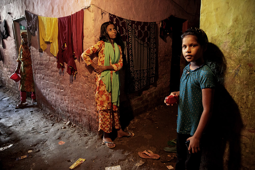 Biharis of Dhaka: Stateless People by Vilen Gabrielyan