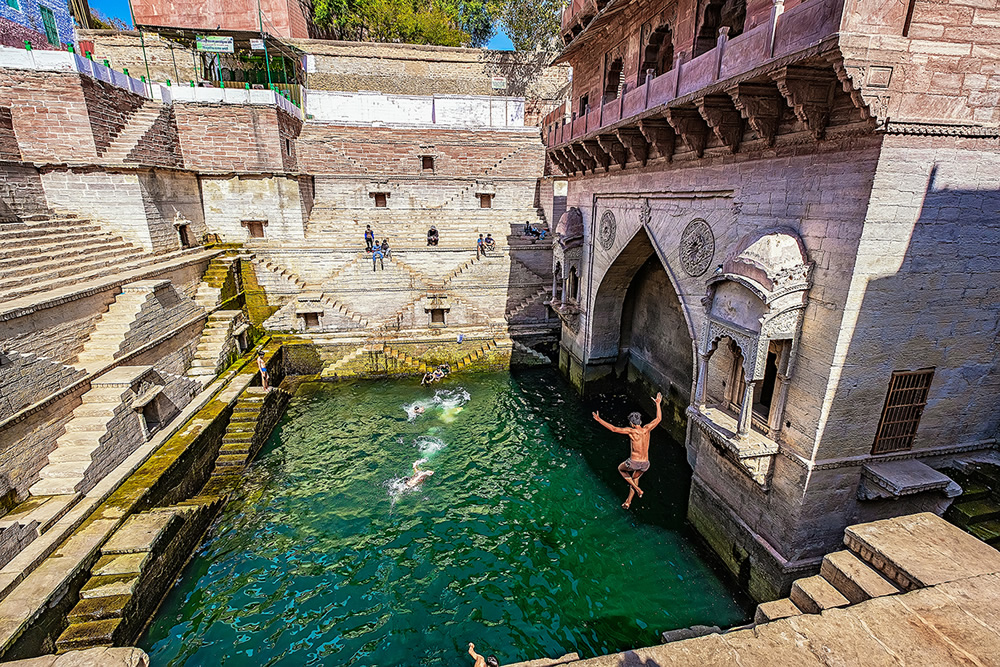 Young boy enjoying the heat in Toor ji Ki Jhalra, Jodhpur, Rajasthan