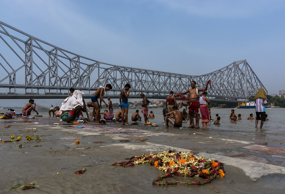 Life Around The Ghats Of Howrah By Pritam Sen