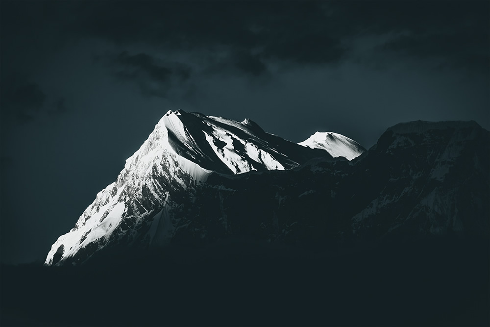 Dark n' Stormy: Everest & Annapurna Ranges Captured By Javi Lorbada