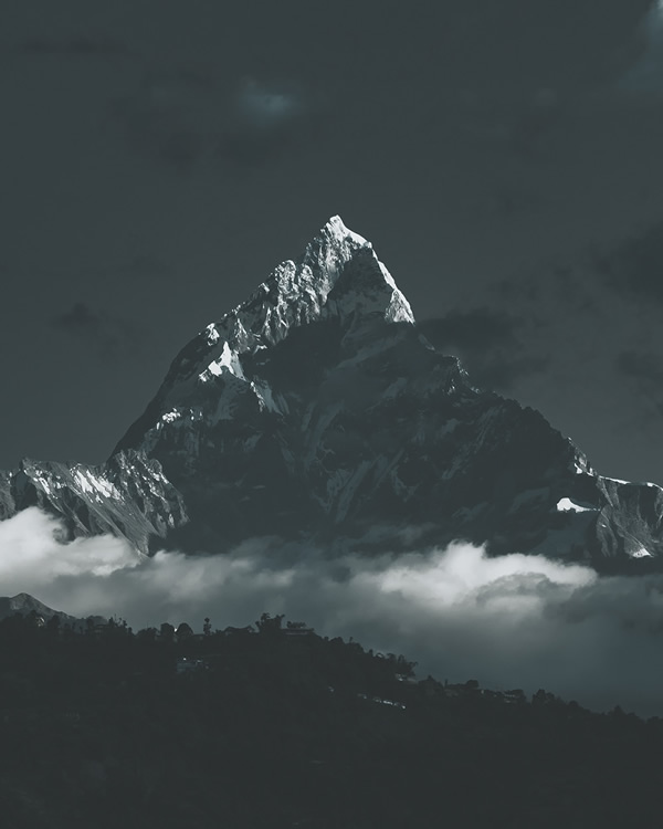 Dark n' Stormy: Everest & Annapurna Ranges Captured By Javi Lorbada