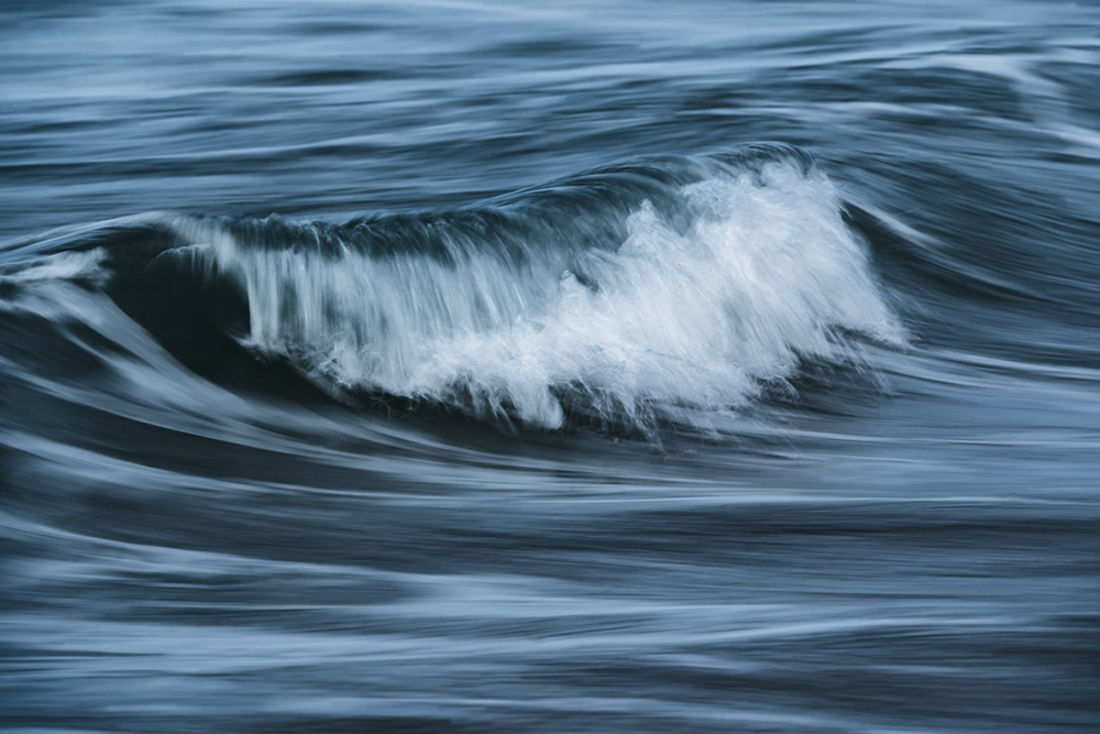 The Motion: The Flowing Waves Of The Atlantic Ocean By Roland Kramer