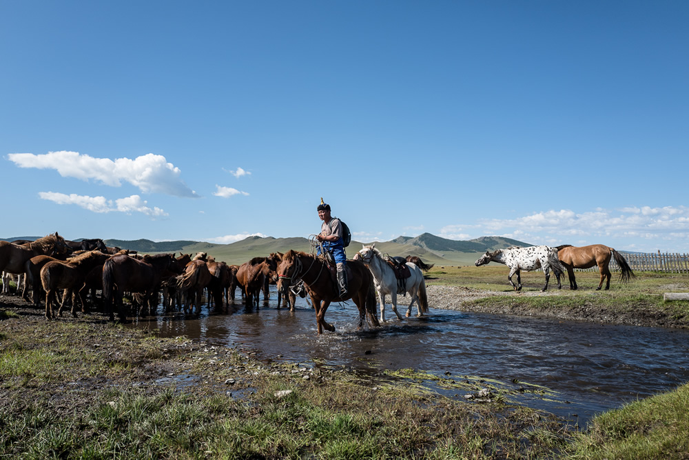 Modern Nomads: Amazing Photo Series By Callie Eh