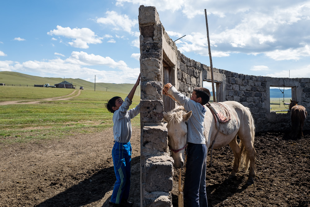 Modern Nomads: Amazing Photo Series By Callie Eh