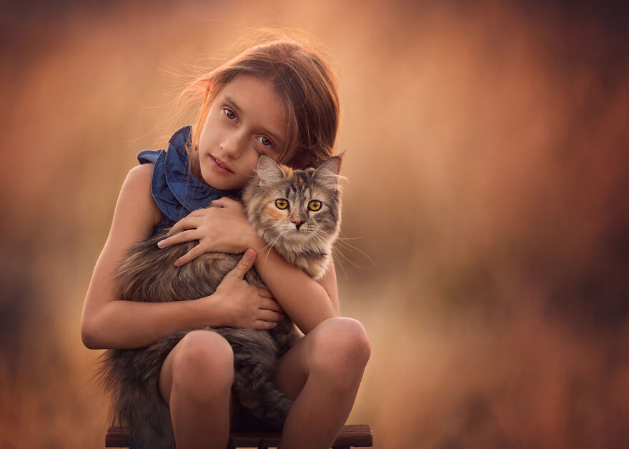 Magical Bond Between Children and Animals Captured by Lisa Holloway