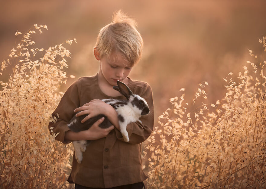 Magical Bond Between Children and Animals Captured by Lisa Holloway