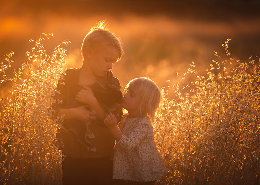 Magical Bond Between Children and Animals Captured by Lisa Holloway