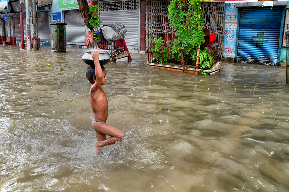 A City Road On A Rainy Day: A Photo Series By Shaibal Nandi