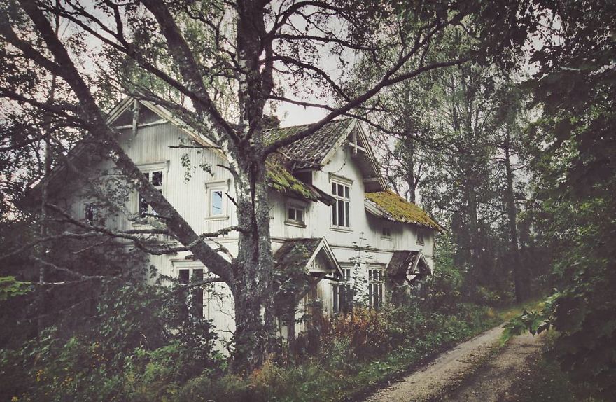 Photographer Britt Marie Amazingly Captured The Abandoned Houses In Scandinavia 