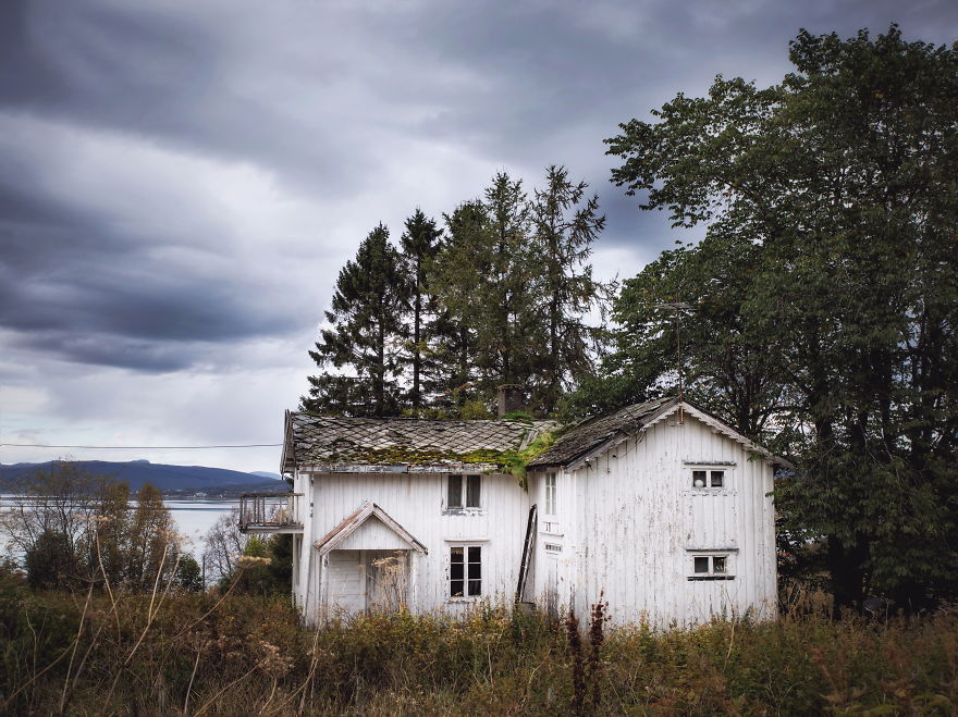 Photographer Britt Marie Amazingly Captured The Abandoned Houses In Scandinavia 