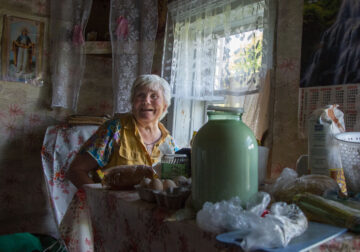 Photographer Olga Kouznetsova Captured 73-Year-Old Woman Living Alone On The Edge Of Civilization