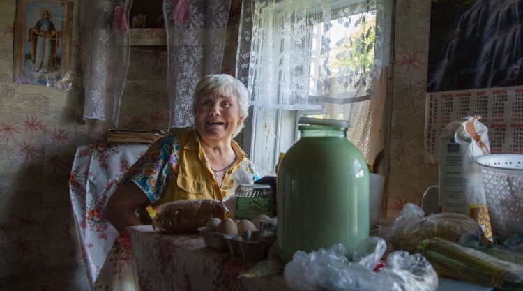 Photographer Olga Kouznetsova Captured 73-Year-Old Woman Living Alone On The Edge Of Civilization