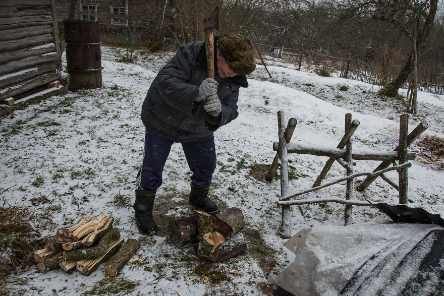 Photographer Olga Kouznetsova Captured 73-Year-Old Woman Living Alone On The Edge Of Civilization