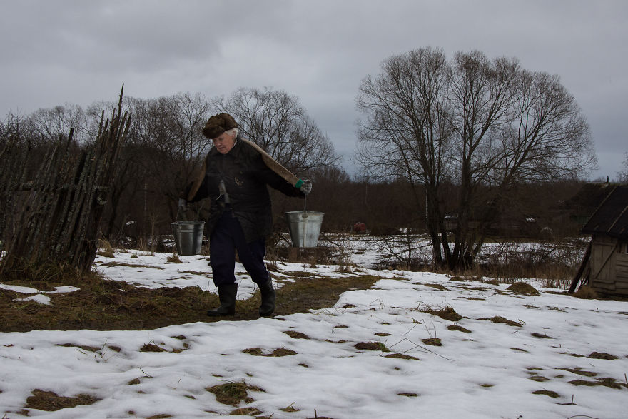 Photographer Olga Kouznetsova Captured 73-Year-Old Woman Living Alone On The Edge Of Civilization