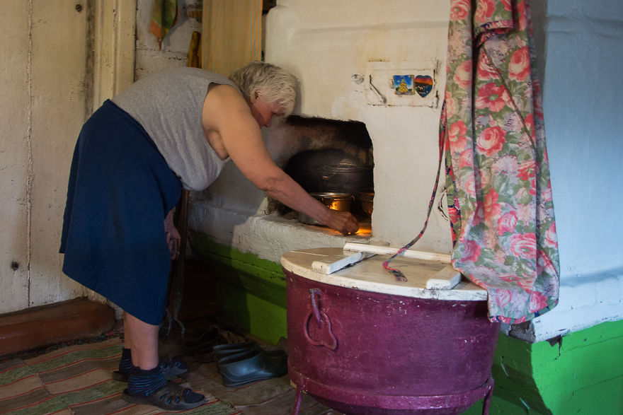 Photographer Olga Kouznetsova Captured 73-Year-Old Woman Living Alone On The Edge Of Civilization